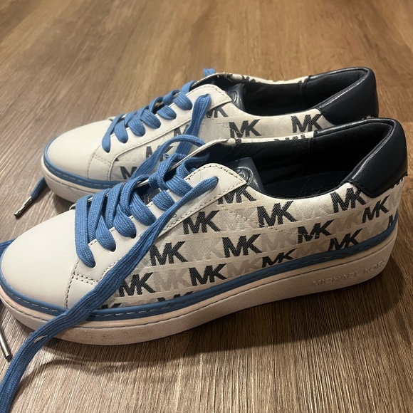 GREAT CONDITION! FREE SHIPPING! Michael Kors Sneakers - Picture 3 of 4